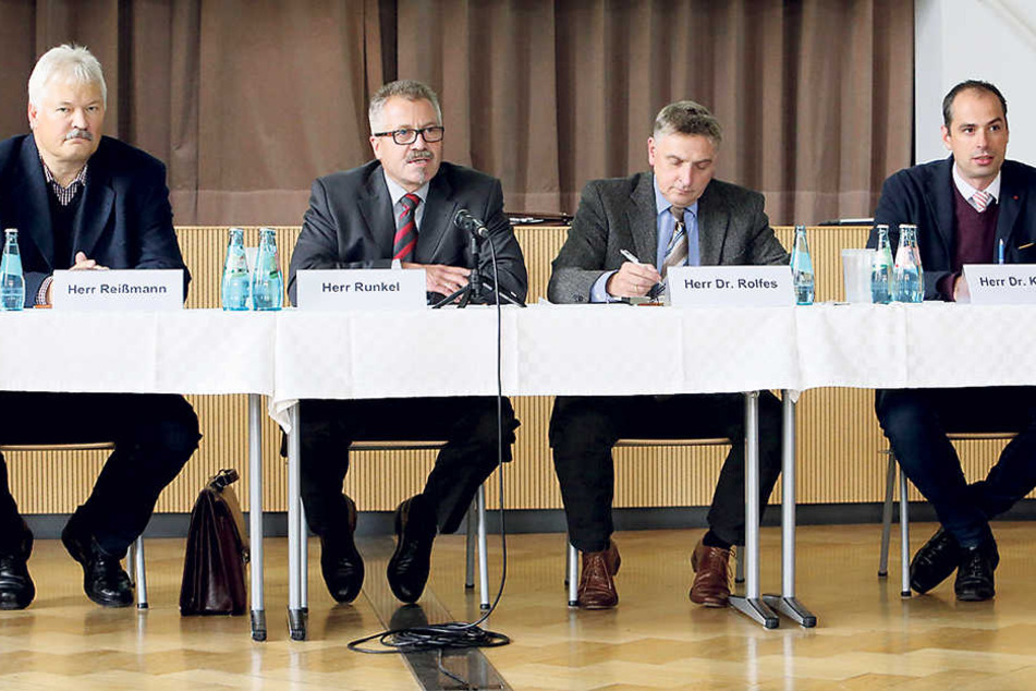 Polizeipräsident Uwe Reißmann (60), Ordnungsdezernent Miko Runkel (55), ManfredRolfes (55) und André Körner (35, v.l.) bei der Sicherheitskonferenz.
