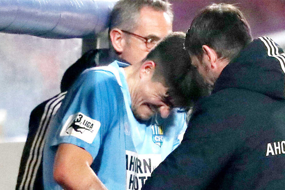 In Osnabrück kugelte sich Marcus Hoffmann (l.) die Schulter aus. Teammanager Torsten Bittermann musste ihm beim Anziehen helfen.