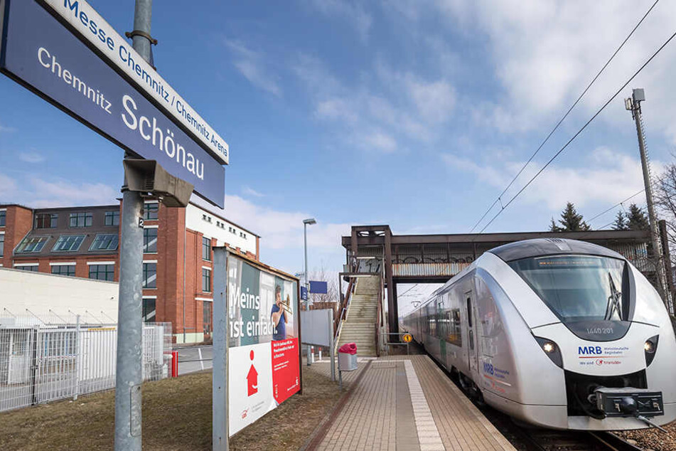 Ein Zug der Mitteldeutschen Regionbahn fährt an den Haltepunkt Schönau Messe Chemnitz.