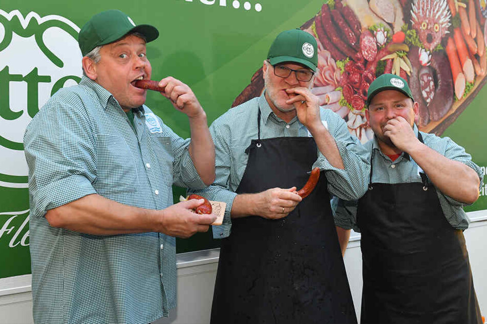Schmeckt! Die Fleischergesellen Ulf Steglich (l.) und Jens Fiedler (r.)
probieren mit Eislöwen-Trainer Franz Steer die Knacker.