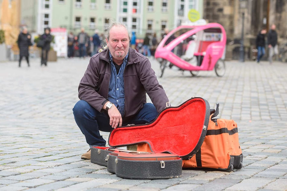 Seit Jahrzehnten ist Tommy S. (54) schon als Straßenmusiker aktiv. Jetzt hat er sich erstmals einen Verstärker zugelegt.