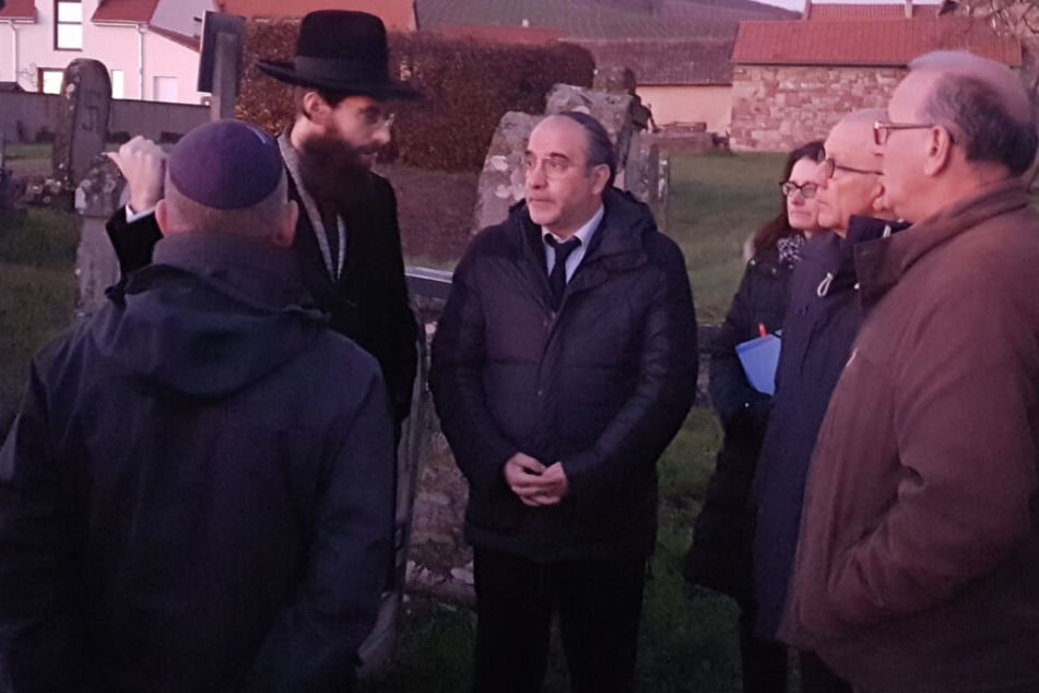 Mitglieder der jüdischen Gemeinde stehen auf dem jüdischen Friedhof Westhoffen, rund 25 Kilometer von Straßburg entfernt.