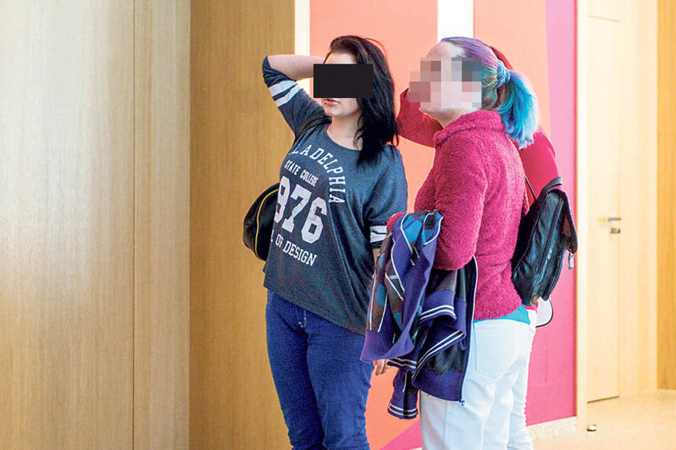 Julia R. (19) und ihre Freunde jagten den herzkranken Simon S. (22) und
prügelten auf ihn ein.