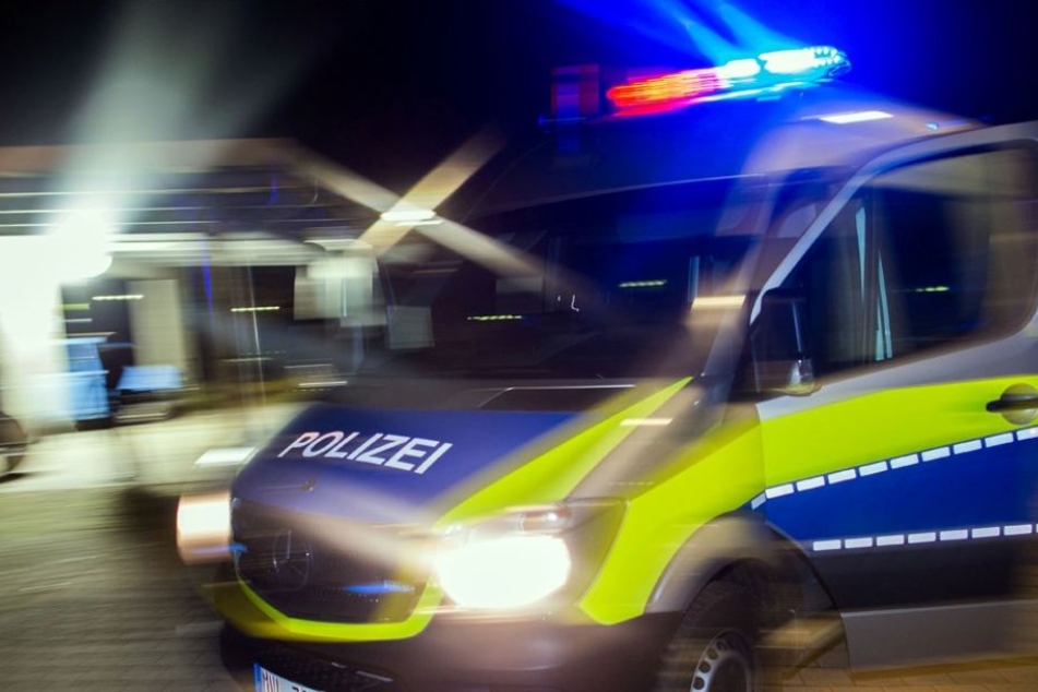 Die Duisburger Beamten hatten am Sonntagabend völlig unerwartet eine ganze Menge um die Ohren. (Symbolbild)