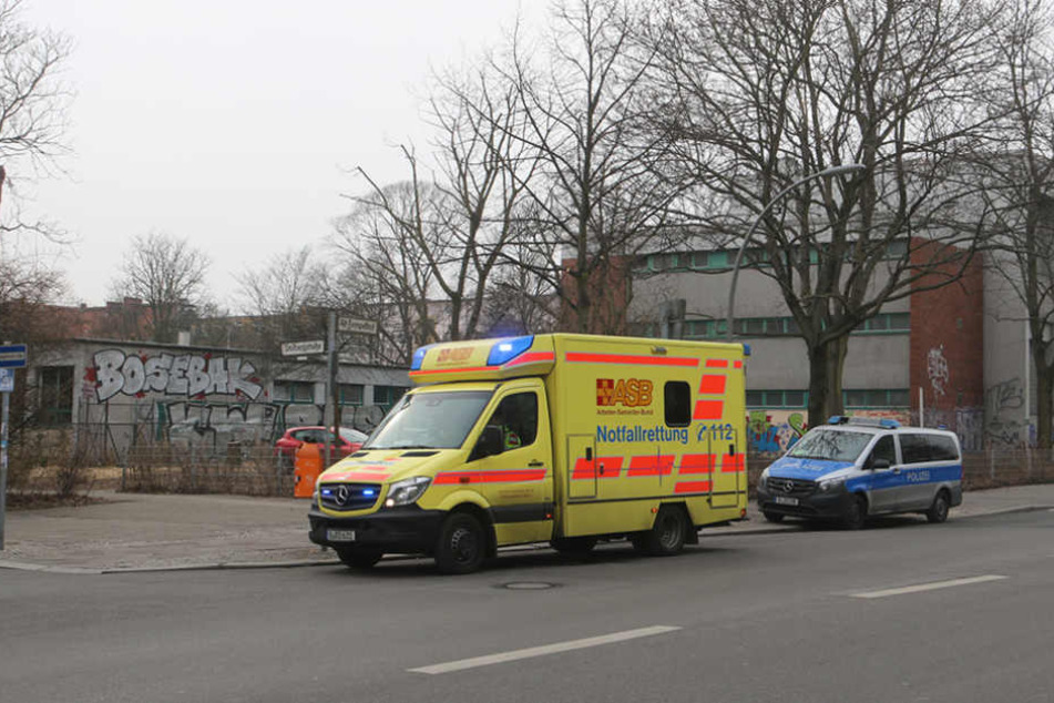 Polizei und Rettungswagen am Dienstag vor der Werner-Stephan-Oberschule.
