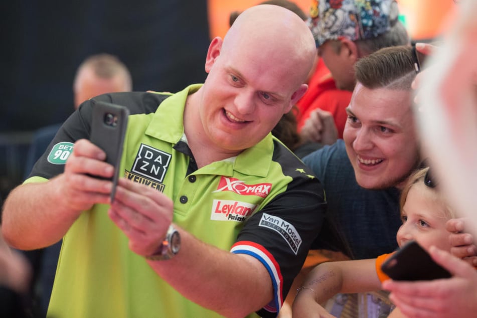 Darts-Ikone Michael van Gerwen bei einem Selfie.