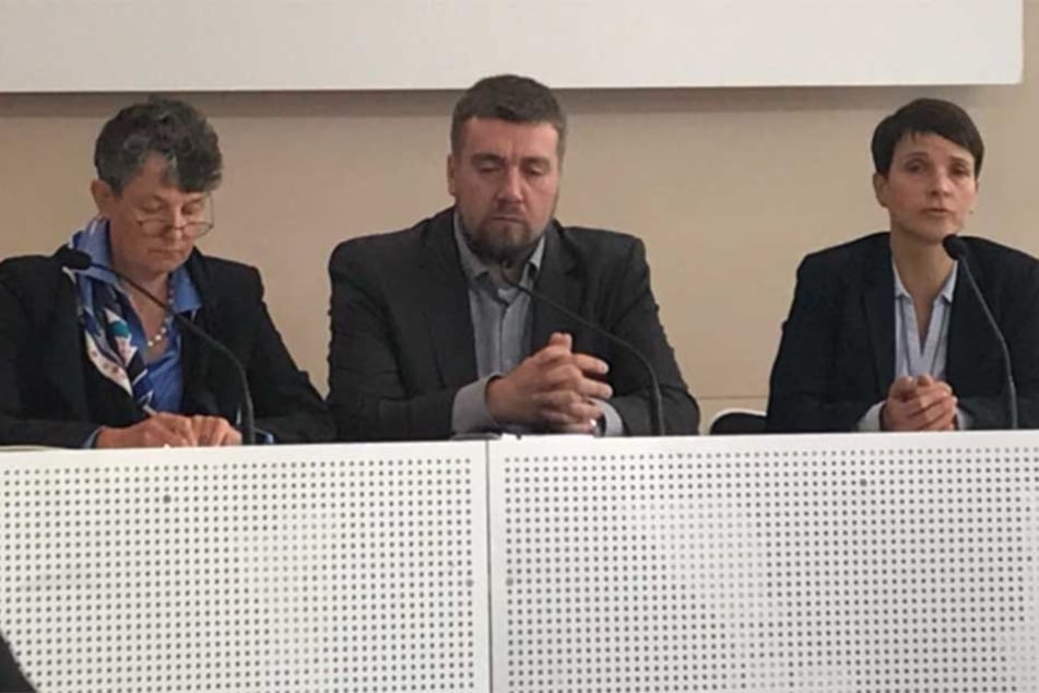 Frauke Petry , Uwe Wurlitzer und Kirsten Muster (v.r.n.l.) bei der Verkündung ihres Rückzugs aus der Fraktion.