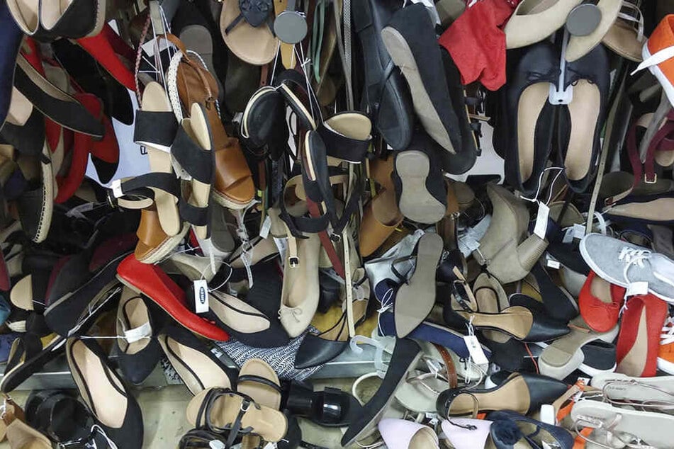 Diebe klauten 120 Paar Schuhe von einem Laster.