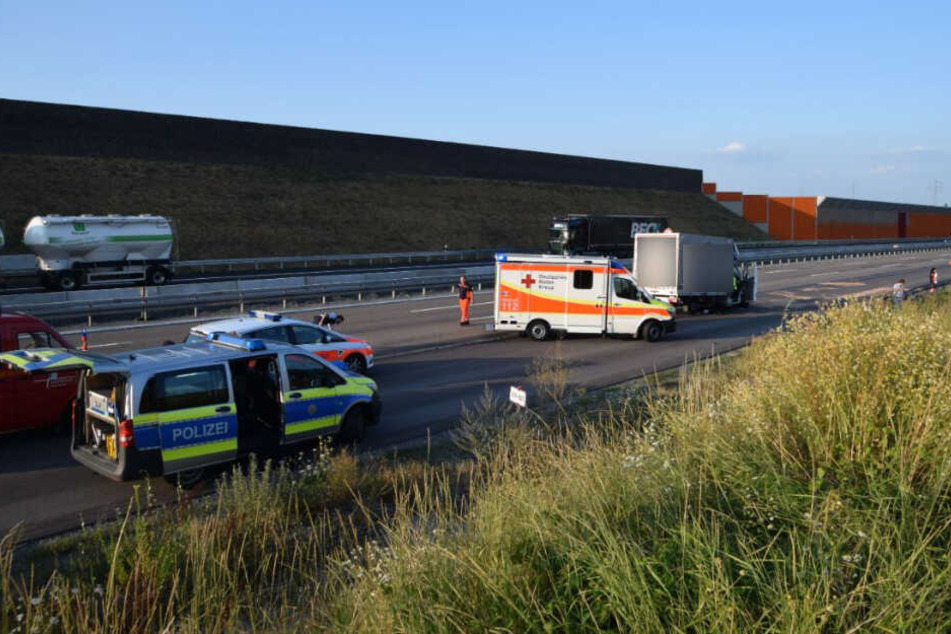 Einsatzkräfte an der Unfallstelle.