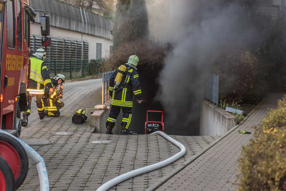 Der Brand in der Tiefgarage beschädigte 12 Autos.