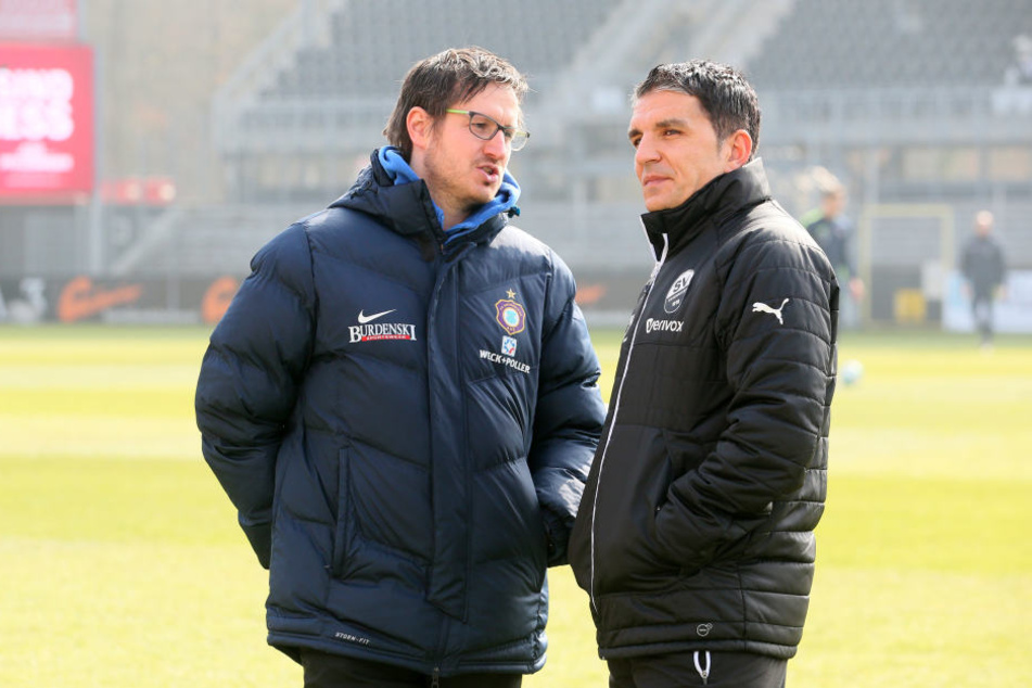 Unterhielten sich nach der Partie über das Unentschieden: FCE-Trainer Hannes Drews (l.) und SVS-Coach Kenan Kocak. Beide fanden das Ergebnis in Ordnung.
