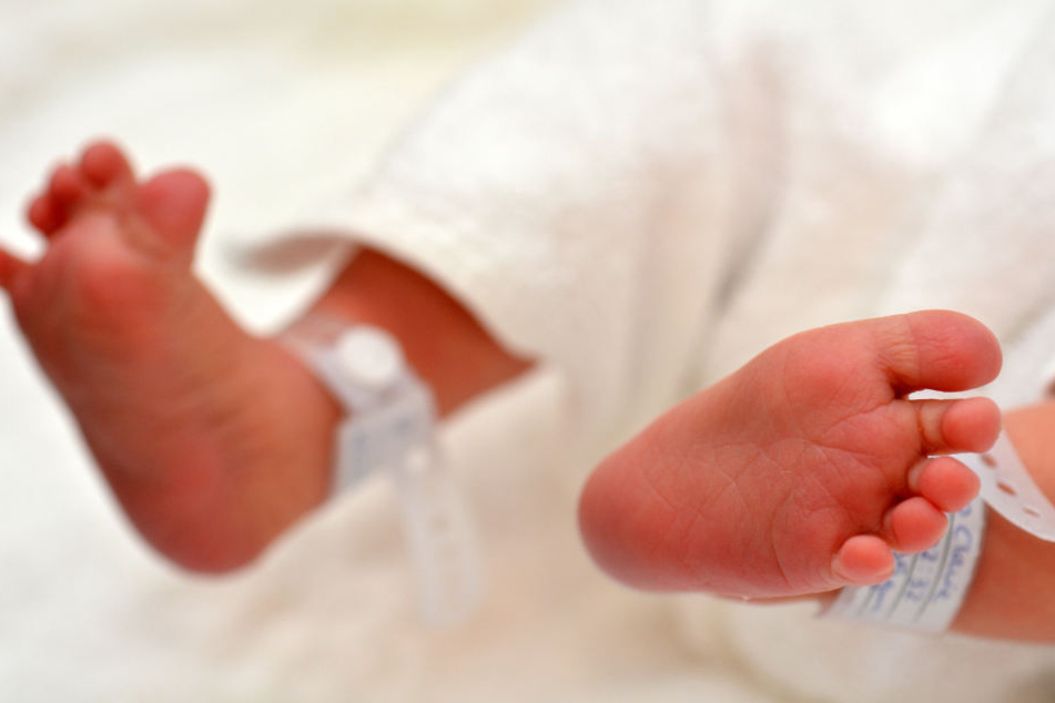 Sein Baby verstarb letztendlich an Hirnblutungen. (Symbolbild)