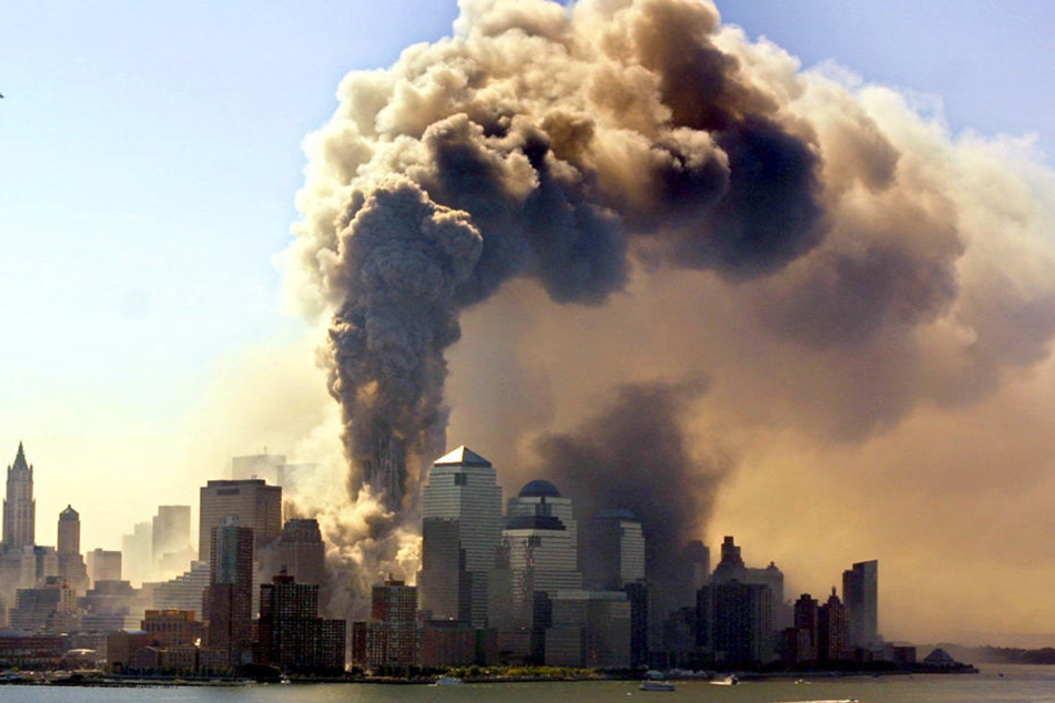 Ein Turm des bei dem Terroranschlag von zwei Passagiermaschinen getroffenen World Trade Centers in New York stürzt am 11.09.2001 ein.