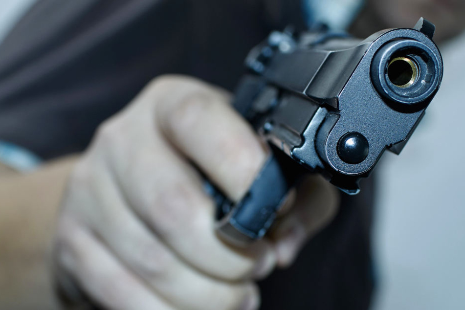 Die jungen Männer wollten die Waffe laut Polizei "einfach mal ausprobieren" (Symbolbild).