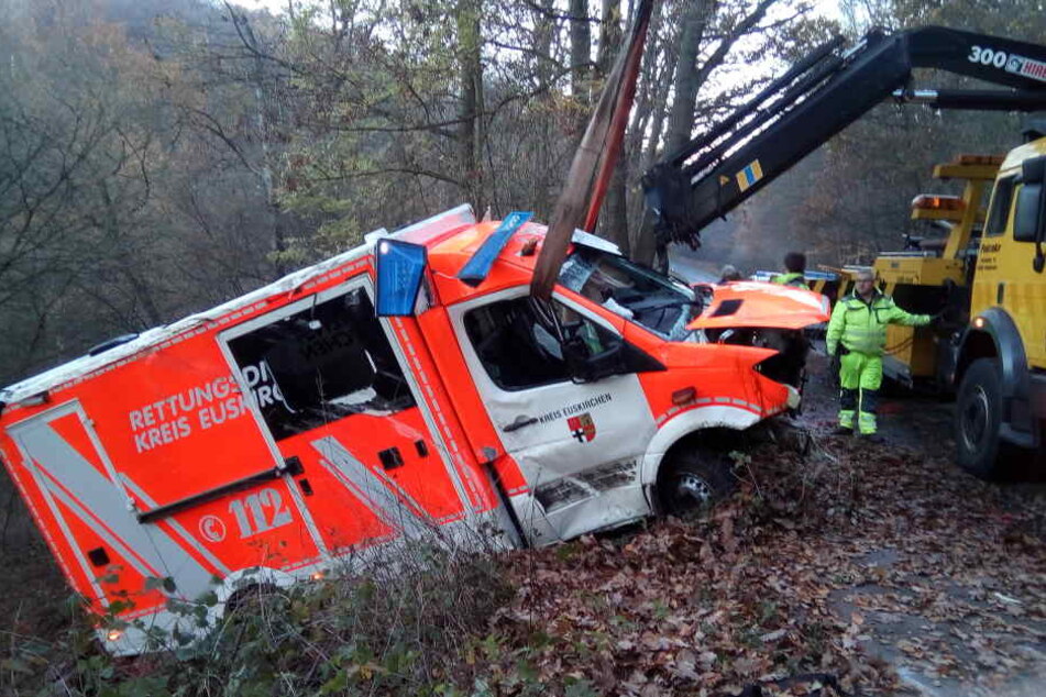 Der Rettungswagen wurde schwer beschädigt.