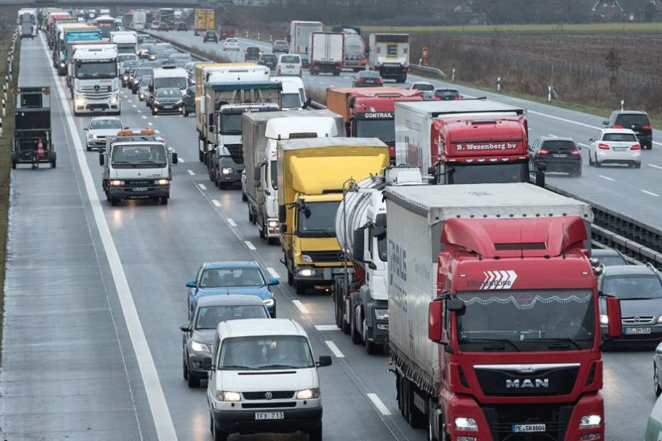 Nach dem Unfall staute sich der Verkehr (Symbolbild).