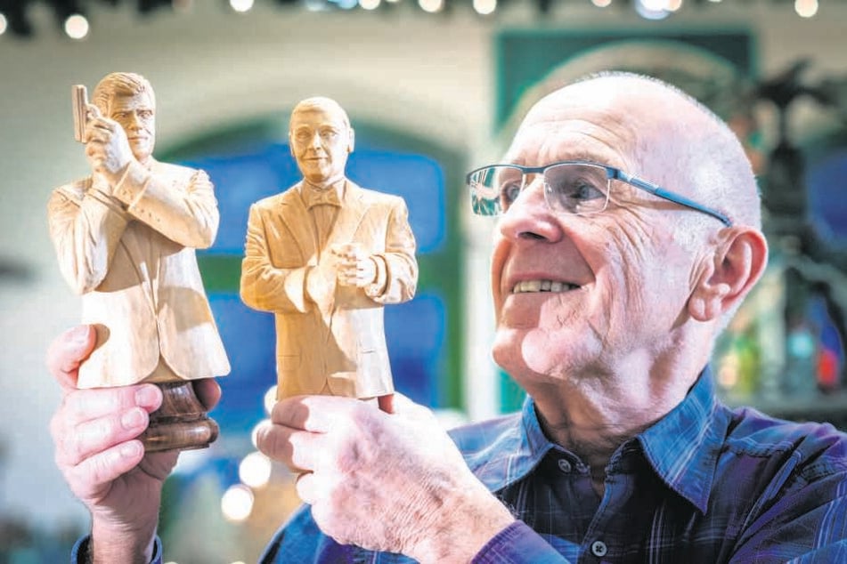 Frank Hunger (70), Mitglied des Niederwürschnitzer Schnitzvereins, zeigt die Bond-Darsteller Pierce Brosnan (l.) und Sean Connery als Schachfiguren.