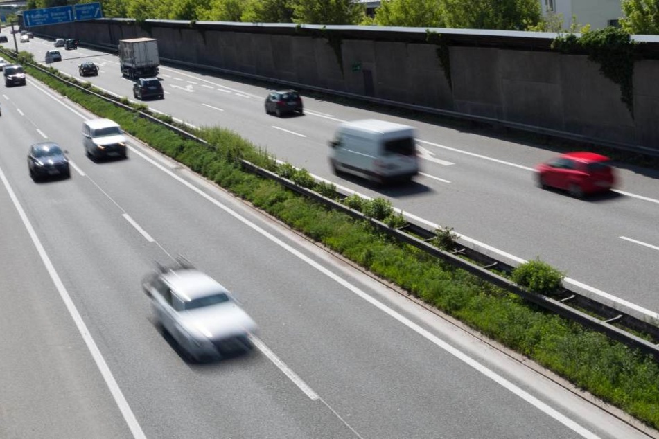 Ein betrunkener Fußgänger ist auf der A4 bei Burkau angefahren worden.