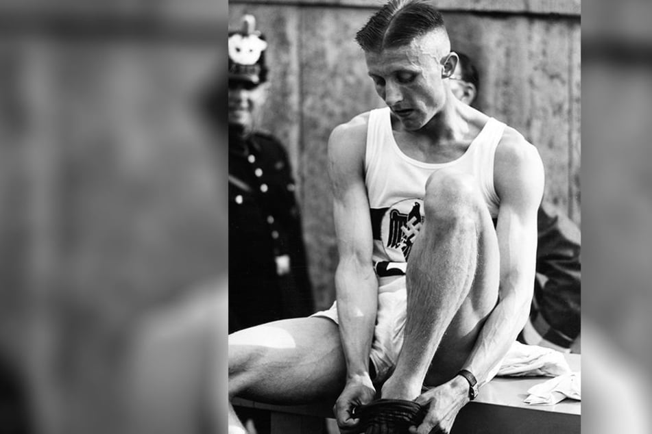 Rudolf Harbig (1913-1944) war ein überragender Leichtathlet und Lauf-Idol. Die Aufnahme zeigt den Dresdner 1938 im Berliner Olympiastadion. Auf seinem Trikot das NS-Symbol des Reichsadlers mit Hakenkreuz.
