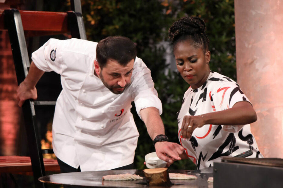 Hochkonzentriert zum Sieg: Motsi Mabuse grillte den Henssler mit einer Südafrikanischen Spezialität.