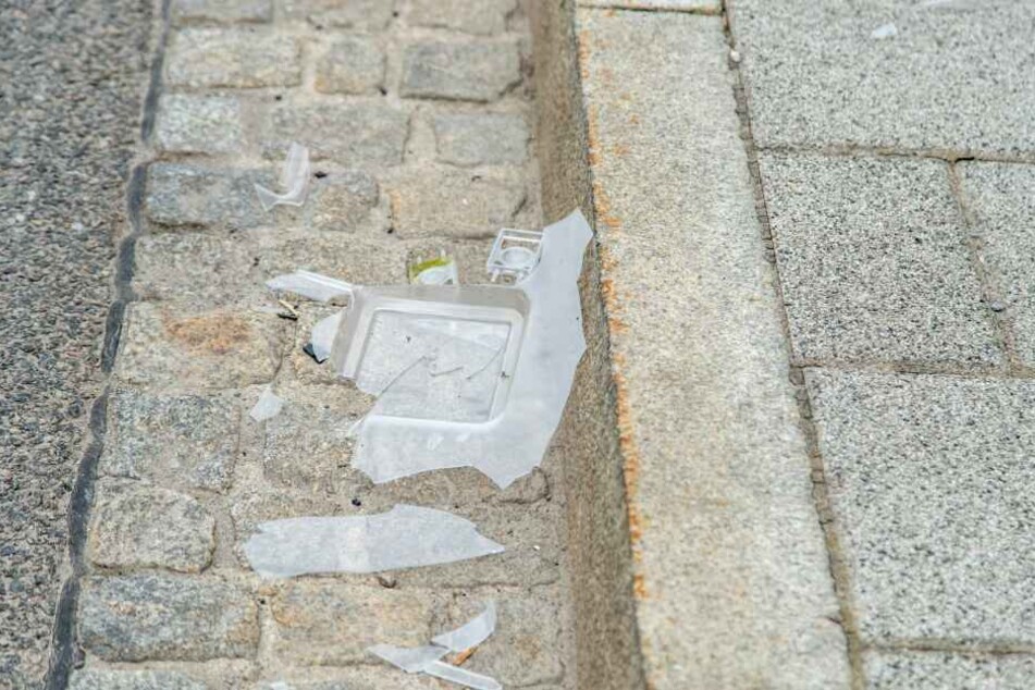 Die Trümmerteile flogen bis auf die Straße und beschädigten zwei Autos.