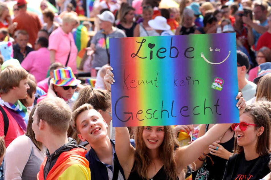 Bereits am Wochenende hatten sich drei Frauen als Opfer sexueller Belästigung während des Christopher Street Day bei der Polizei gemeldet (Symbolbild).