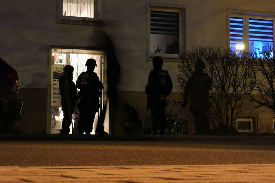 Mehrere Polizisten stürmten das Wohnhaus in der Nordstraße.