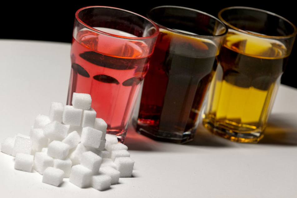 Speziell bei gesüßten Softdrinks soll der Zuckergehalt im zweistelligen Prozentbereich reduziert werden.