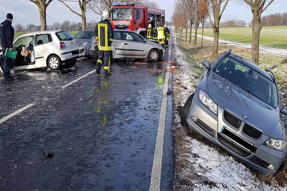 Ein BMW landete bei dem Unfall im Graben.