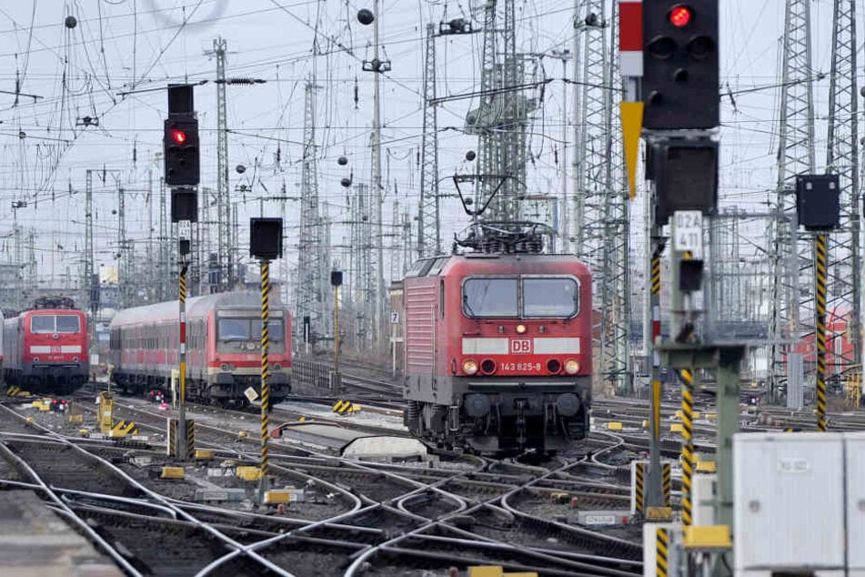 Zwischen dem Frankfurter Flughafen und dem Hauptbahnhof Wiesbaden soll ab 2025 der Hessenexpress rollen. (Symbolbild)