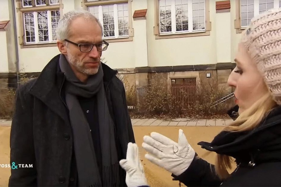 Schulamtsleiter Falk Schmidtgen (†54) im Gespräch mit Reporterin Henriette Fee Grützner (31).