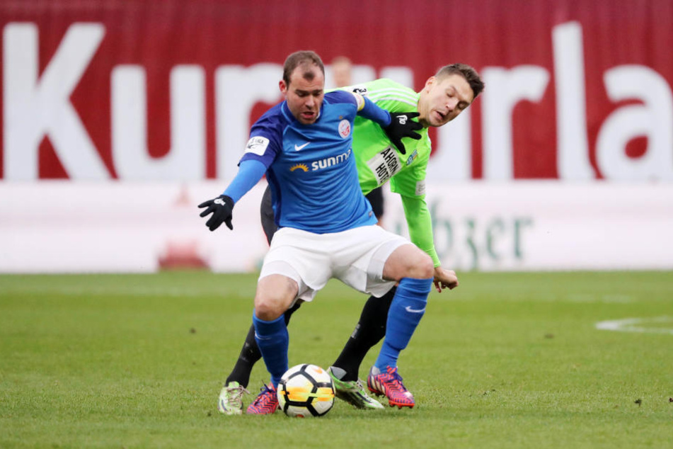 Daniel Frahn (hinten) beackerte in Rostock wie hier Amaury Bischoff Gegner und Rasen - es brachte nur wenig.