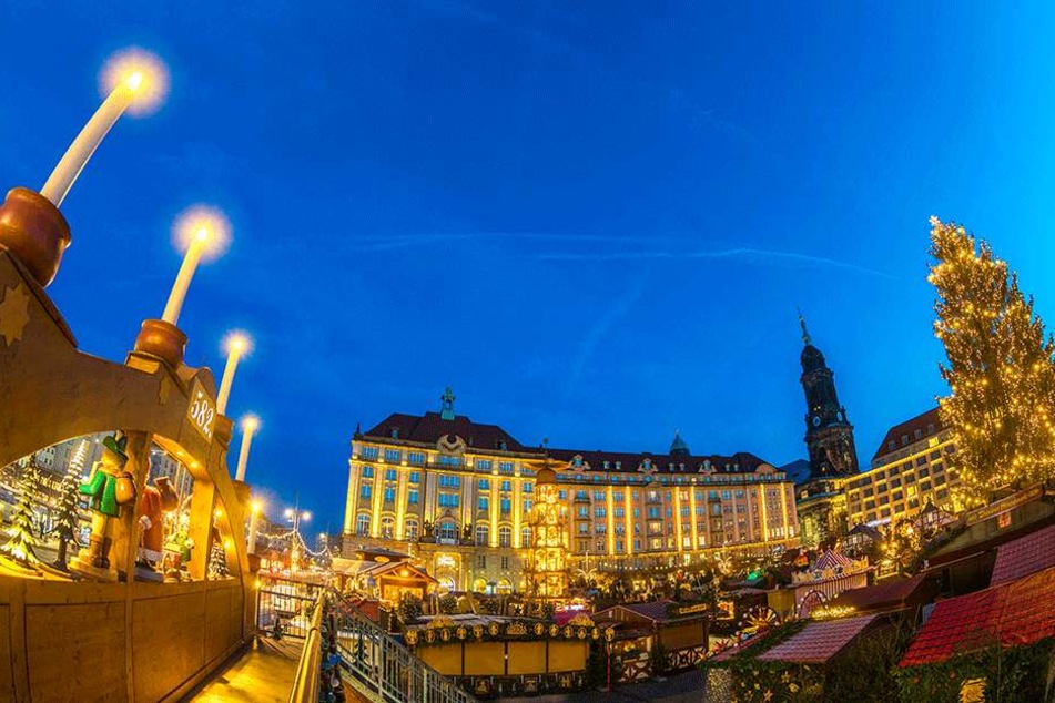 Am Montag wurde auf dem Striezelmarkt schon das Licht angeknipst.