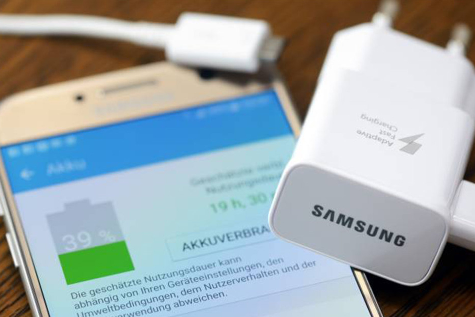Obwohl das Handy am Ladekabel hängt, sinkt der Akkustand. Die Kunden sind richtig genervt.