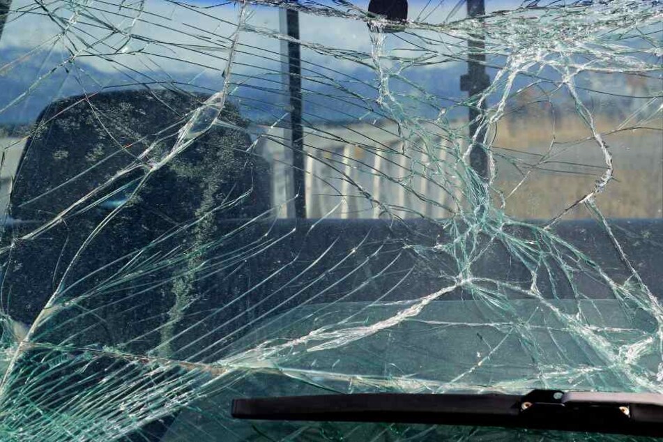 Der Gegenstand traf das Auto an der Windschutzscheibe (Symbolbild).