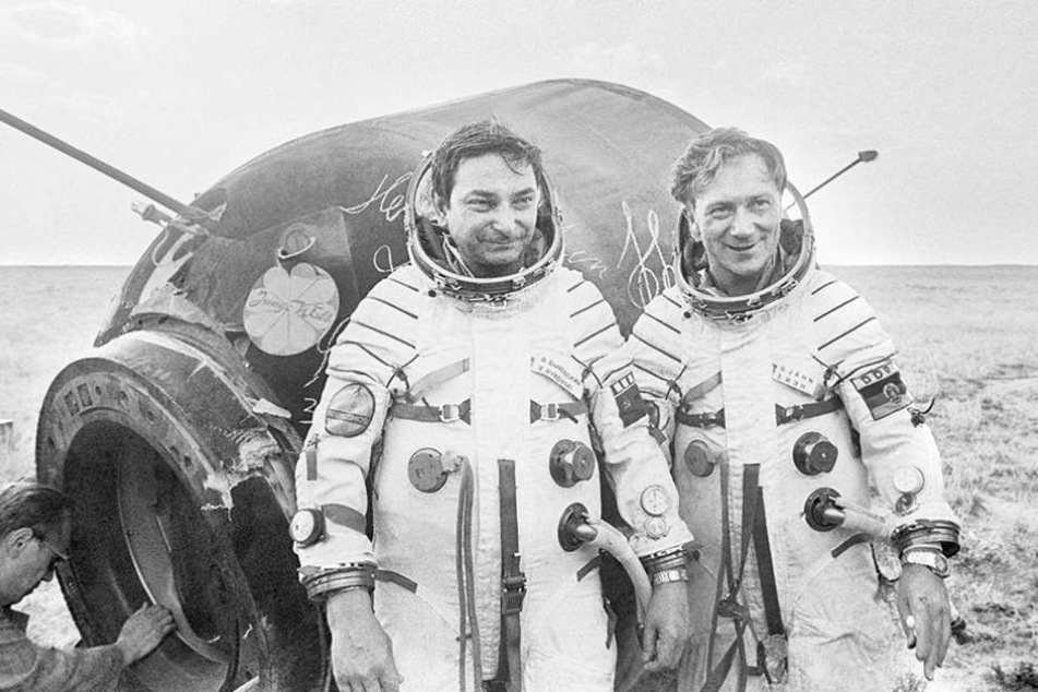 Oberstleutnant Sigmund Jähn und der Kommandant Oberst Valerij Bykowski nach der
Landung.