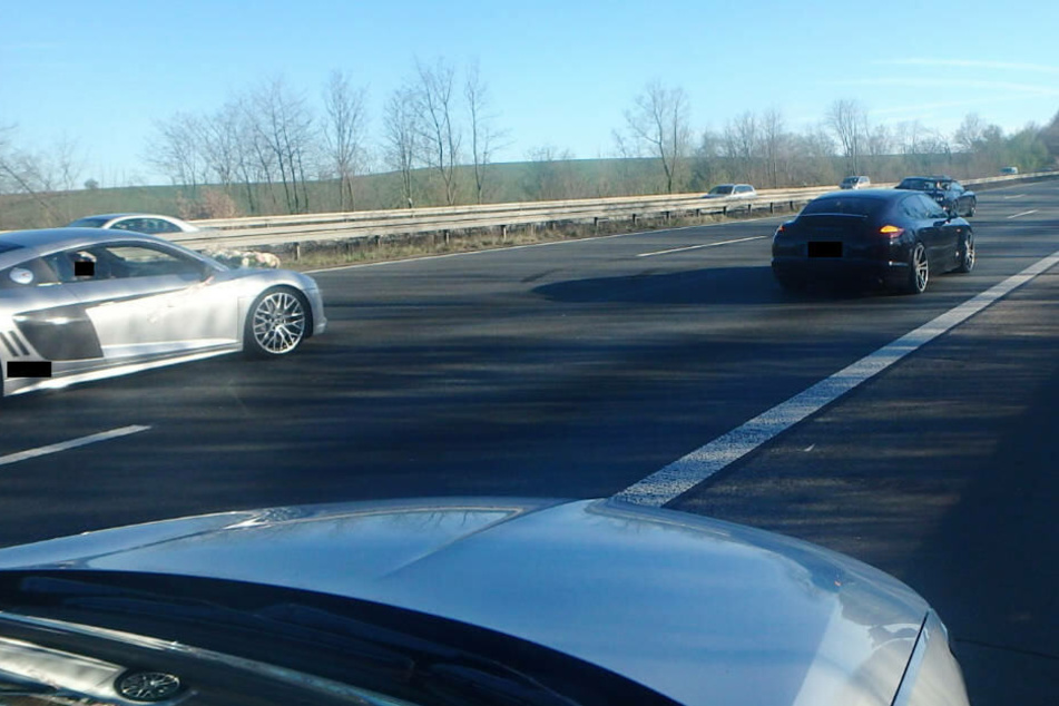 Das Polizeifoto zeigt Sportwagen, die auf der Autobahn 3 die Fahrbahn blockieren.