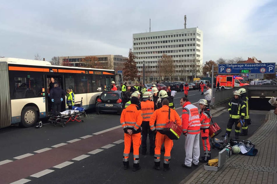 Der Toyota krachte in die rechte Seite des Busses.