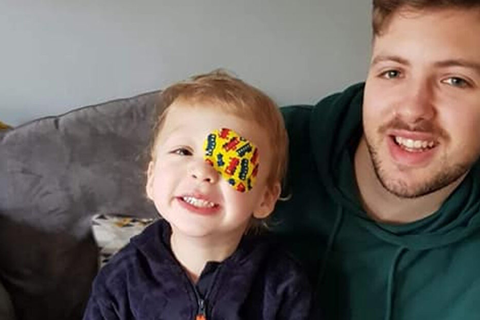Jaxson und Vater Owen grinsen in die Kamera.