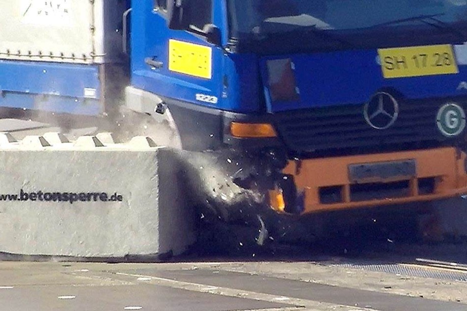 Der Lkw hat die Beton-Blöcke beim Dekra-Test nahezu mühelos beiseite geschoben.