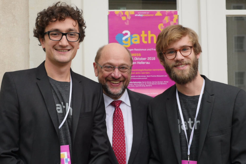 Martin Schulz (60, SPD, Mi.) mit Johannes Filous (27) und Alexej Hock (27).