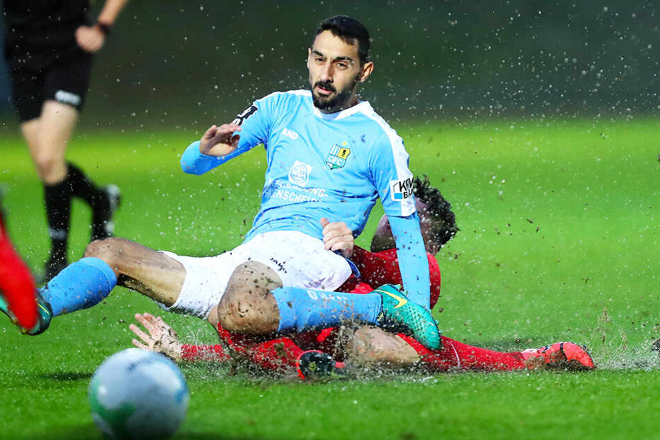 Was für ein Wetter: CFC-Kicker Rafael Garcia wird von seinem Gegenspieler auf dem durchwässerten Platz abgegrätscht.