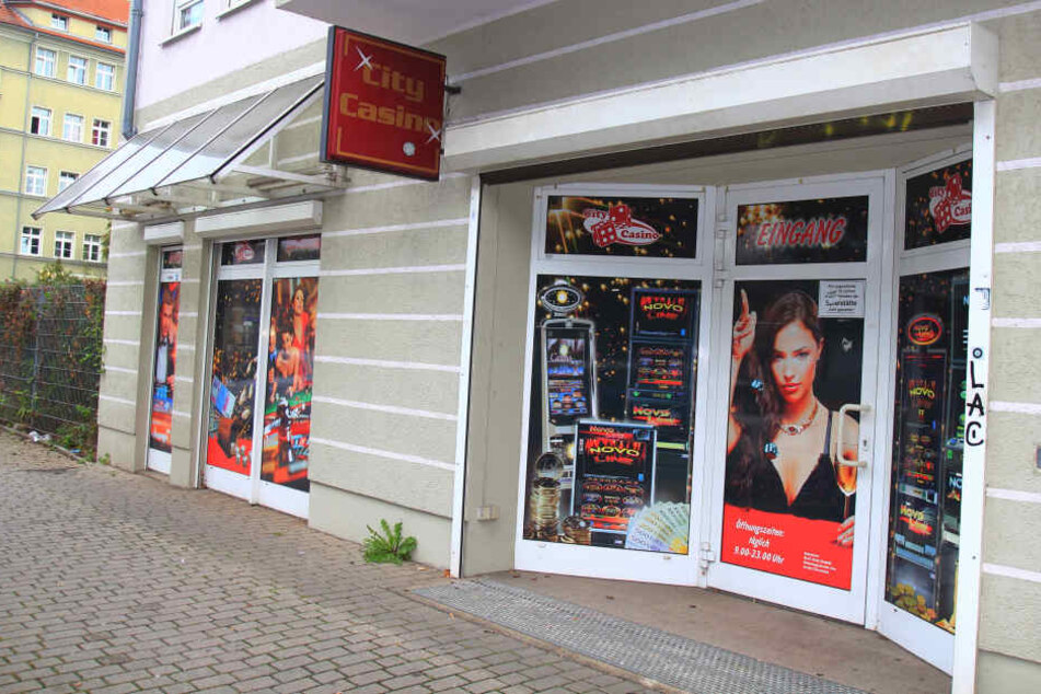 Zwei bewaffnete Männer überfielen das City Casino auf der Dr.-Friedrich-Wolf-Straße.