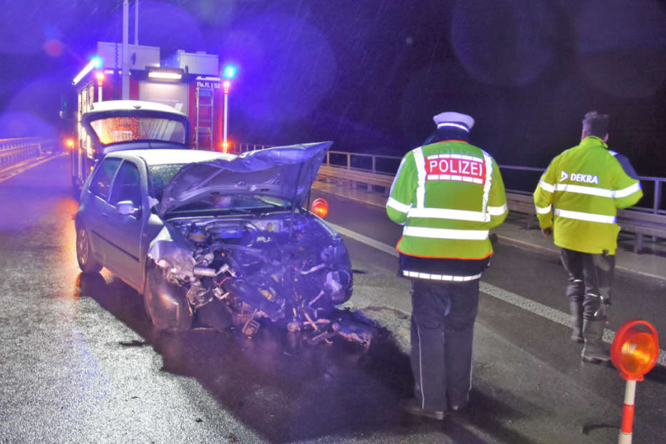 Das Wrack des Golfs. Der Fahrer war zu schnell unterwegs und dazu noch alkoholisiert.