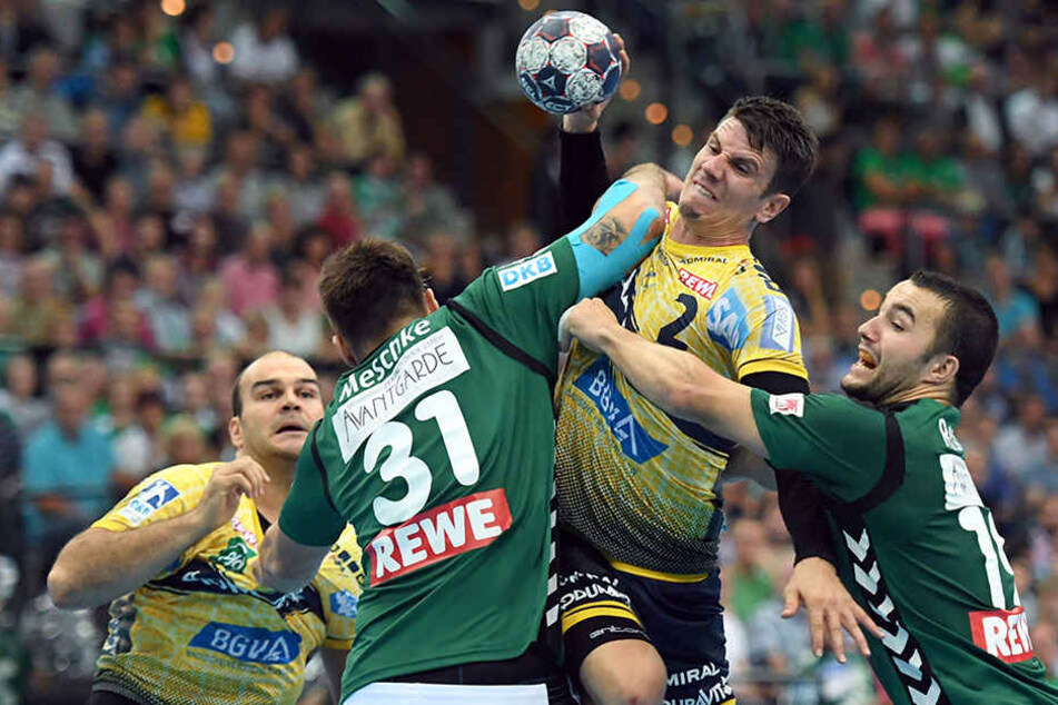 Andy Schmid (am Ball) traf acht Sekunden vor dem Ende zum glücklichen Sieg für die Rhein-Neckar Löwen