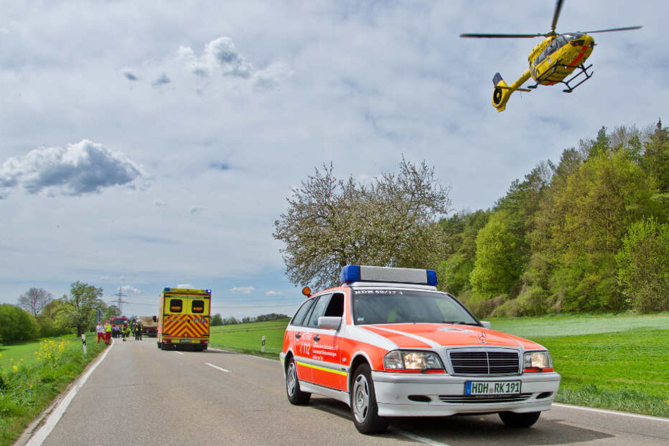 Der schwer verletzte Motorrad-Fahrer wurde mit dem Rettungshubschrauber in eine Klinik geflogen.