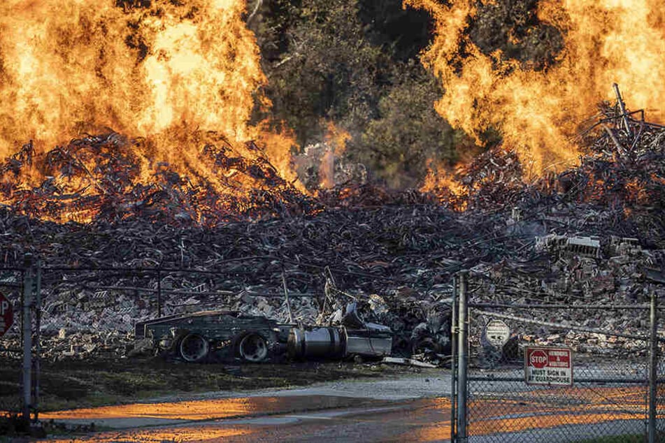 Die Überreste des Lagerhauses vom Whisky-Hersteller Jim Beam stehen in Flammen.