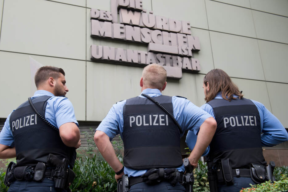 Insgesamt sechs Beamte des Frankfurter Kommissariats 43 sollen vor dem Haus des observierten Gefährders angerückt sein (Symbolbild).