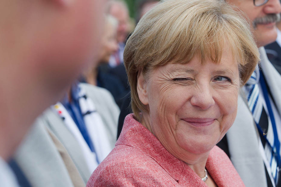 Wir sind gespannt, ob Bundeskanzlerin Angela Merkel (62, CDU) in Paderborn auch so gut gelaunt ist.