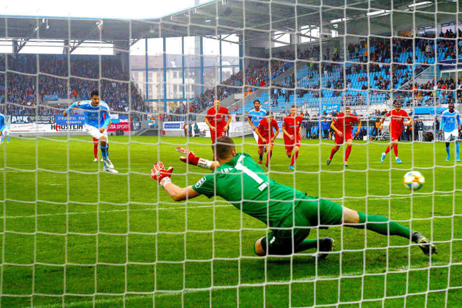 CFC-Torjäger Philipp Hosiner (l.) trifft gegen Kaiserslauterns Torhüter Lennart Grill per Elfmeter.